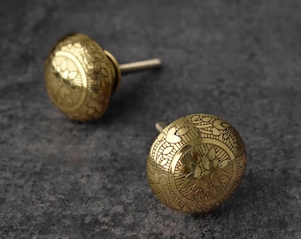 Puxador decorativo de latão para gavetas e armários de cozinha.