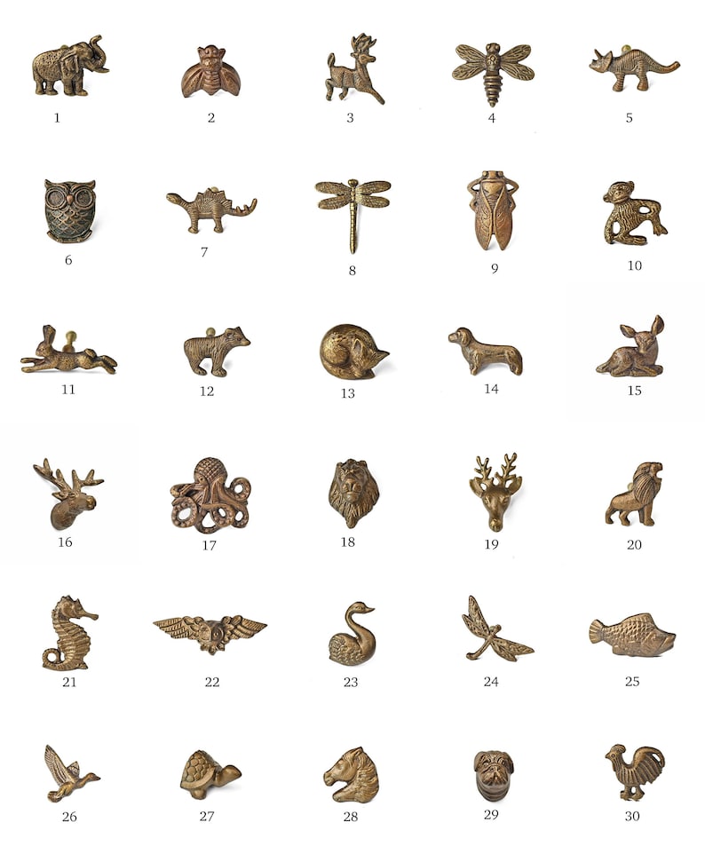 Peut inclure: Une collection de trente petites figurines d'animaux en m&eacute;tal de couleur bronze. L'assortiment comprend un &eacute;l&eacute;phant, une abeille, un cerf, une libellule, un dinosaure, un hibou, une pieuvre, un lion, un hippocampe, etc. Chaque figurine est finement d&eacute;taill&eacute;e.