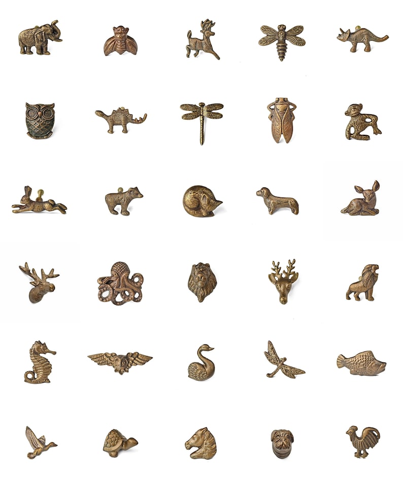 Peut inclure: Une collection de petites figurines d'animaux de couleur bronze, comprenant un &eacute;l&eacute;phant, un hibou, un cerf, une libellule et un hippocampe. Les miniatures d&eacute;taill&eacute;es sont dispos&eacute;es sur fond blanc, pr&eacute;sentant diverses formes de la faune.