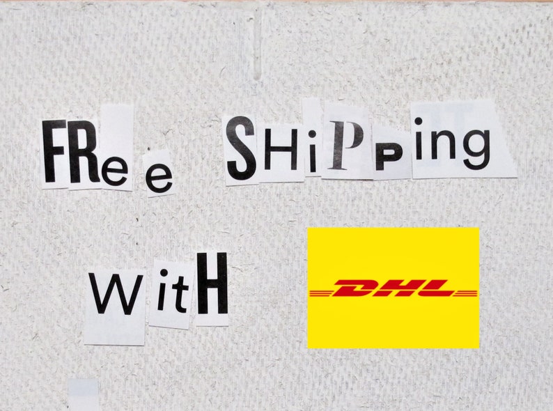 Pu&ograve; includere: Uno sfondo bianco con le parole "Free Shipping with DHL" in lettere nere. Il logo DHL &egrave; su un quadrato giallo con una striscia rossa.