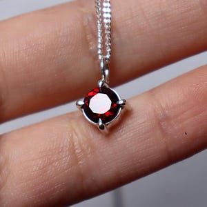 Granat- und Silberkette, Granatanhänger, Roter Stein, Zarter Steinanhänger, Geschenk für sie, Damenkette, Geburtsstein für Januar