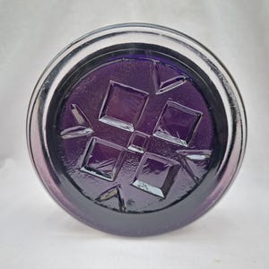 Cuenco vintage de cristal Wedgwood con forma de copo de nieve y motivo de alunizaje. Vidrio prensado. Ronald Stennett-Willson, 1969. Vidrio berenjena amatista. Pesado, mediados de siglo.