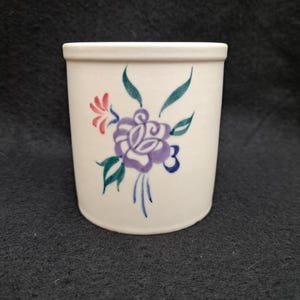 Vaso vintage Poole Pottery. Modello KP Traditional Ware Truda Carter. Pittrice Mary Lowman 1962 - 1964. Motivo floreale. Vaso per marmellata, senza coperchio