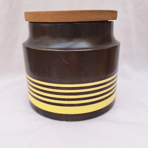 Vintage Hornsea Roundalay storage canister with wooden lid. John Clappison 1967. Brown and yellow. Boots the chemist.