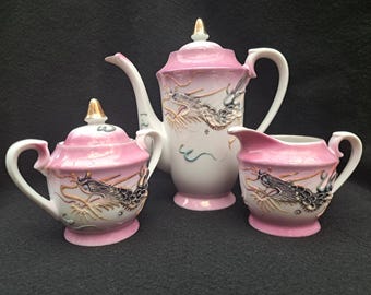 Tetera japonesa vintage Moriage, con cremera y azucarero, de porcelana Dragonware. Rosa rosa. Porcelana de las décadas de 1950 y 1960.