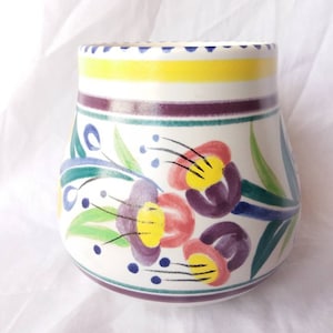 Vaso vintage in ceramica Poole. YO Fuschia modello 1960 - 1967. Design di Truda Carter. dipinto a mano. pittrice Sylvia Penny. motivo fuschia.