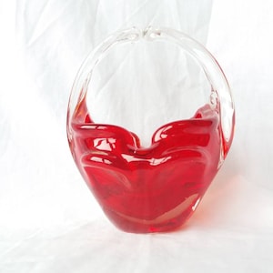 vintage kirschrote Mid Century Glas Korbschale. rot sommerso. gezogene Lappen. Geflügelte Schale. posy Schale.