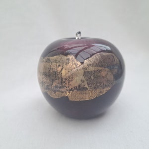 Selkirk Glas Apfel Briefbeschwerer. Dunkellila und Goldfolienglas. Signiert 1990.