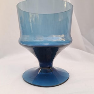 Copa de vino vintage Wedgwood. Ronald Stennett Wilson. Década de 1970. Copa grande de vidrio azul. Grabado al ácido.