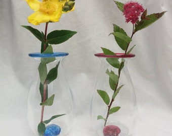 Paar Vintage Art Glass Vasen. signiert und datiert LM 98 und 2001. rosa blaues Glas.