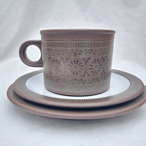 vintage Hornsea Palatine tasse, soucoupe et trio d’assiettes latérales. Mike Walker. années 1970. Vitramique de Lancaster.