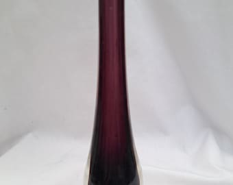Wazon z łezką Caithness Glass w stylu vintage. Stroma 4022 w kolorze wrzosowym (fioletowym). Szkockie szkło z lat 80.