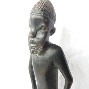 Afrikaanse sculptuur Ashanti Asante figuur. staand mannetje. ebonized houtsnijwerk. Afrikaanse kunst. West-Afrika. tribale kunst.
