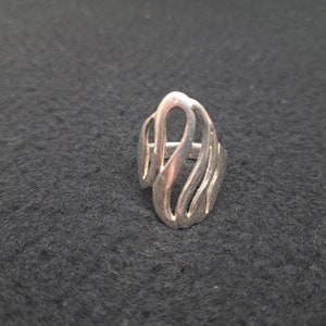 Vintage silver Modernist ring. Chunky mid-century silver. Size UK S. Wave form band. 925 silver