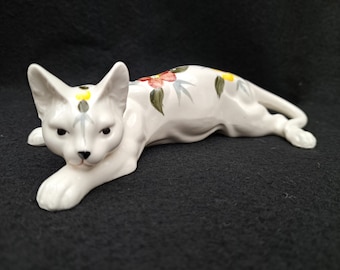 gato de cerámica vintage. pintado a mano. Acechando a un gato juguetón. Cerámica de mediados de siglo. figura de gato kitsch. flores de colores. Gato oriental siamés
