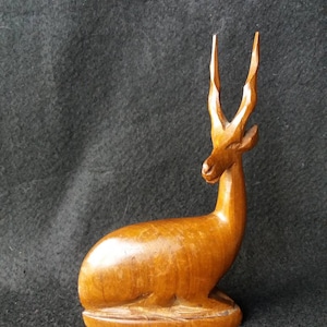 mid century teak antelope. seated carving. Kenya 1960s. African art. mid century carving.