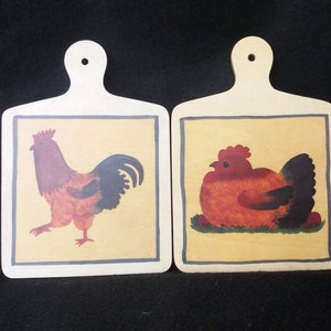 Vintage cheese board or serving platter. Wood and formica paddle chopping board. Rooster and hen motif. Kitchenalia