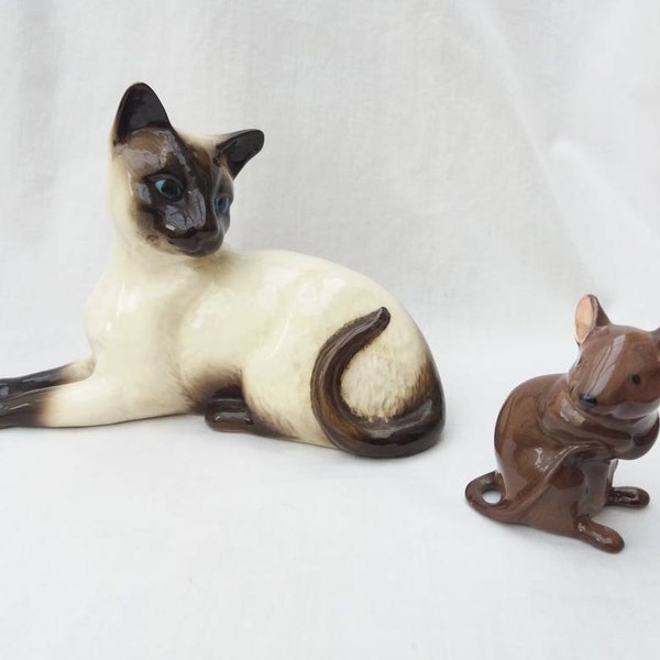 Vintage Beswick Siamese cat pattern 1558 with mouse. Watch it group mid century Berwick cat. English ceramics. seated siamese