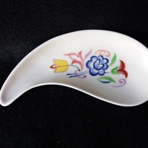 Piatto vintage di ceramica Poole. Modello BN 1959 - 1962. Design di Truda Carter. dipinto a mano. marchio di pittura per Patricia Brown (?). motivo floreale.