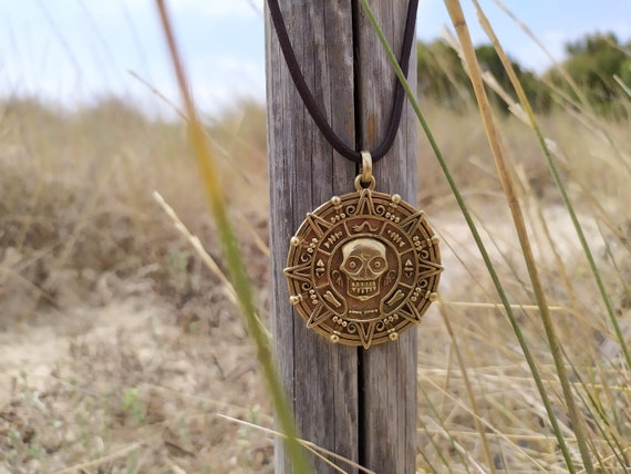 Piratas Del Caribe Azteca Moneda Medallón De Calavera Collar de encanto del Reino Unido Vendedor