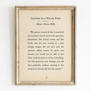 Puede incluir: Un juego de tres tazas de cerámica con un acabado moteado y mate. Las tazas son de color crema, gris claro y gris oscuro. Cada taza tiene un diseño simple y minimalista.