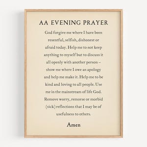 Puede incluir: Un póster imprimible con fondo beige y marco de madera. El póster presenta un poema titulado "Oración de la tarde AA" con texto en fuente negra. El poema es una oración por el perdón, la autorreflexión y la amabilidad.