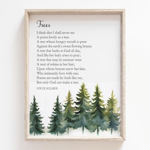 Puede incluir: Una impresión enmarcada con una pintura de acuarela de un bosque y un poema sobre los árboles de Joyce Kilmer. El poema dice: "Creo que nunca veré Un poema tan hermoso como un árbol. Un árbol cuya boca hambrienta está presionada Contra el dulce y fluido pecho de la tierra; Un árbol que mira a Dios todo el día, Y levanta sus brazos frondosos para rezar; Un árbol que puede llevar en verano Un nido de petirrojos en su cabello; Sobre cuyo seno ha yacido la nieve; Que vive íntimamente con la lluvia. Los poemas los hacen tontos como yo, Pero solo Dios puede hacer un árbol."