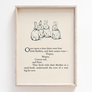 Könnte beinhalten: Ein gerahmter Wandkunstdruck mit einer schwarzen Tuschezeichnung von vier Kaninchen und dem Text: Once upon a time there were four little Rabbits, and their names were— Flopsy, Mopsy, Cotton-tail, and Peter. They lived with their Mother in a sand-bank, underneath the root of a very big fir-tree.