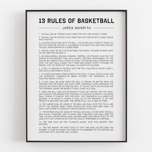 Könnte beinhalten: Schwarz gerahmter Druck mit den "13 Regeln des Basketballs" von James Naismith. Der Text ist schwarz auf weißem Hintergrund. Die Regeln sind nummeriert und bieten einen detaillierten Einblick in die ursprünglichen Regeln des Spiels.
