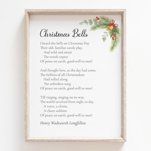 Puede incluir: Impresión enmarcada del poema "Christmas Bells" de Henry Wadsworth Longfellow. El texto negro sobre fondo blanco, con una ramita decorativa de vegetación y bayas en la esquina superior derecha. El marco es de madera clara.