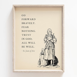 Puede incluir: Ilustración en blanco y negro de una mujer con armadura sosteniendo una espada. La cita "Avanza con valentía. No temas nada. Confía en Dios; todo irá bien. - Santa Juana de Arco" está impresa debajo de la imagen.