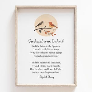 Pode incluir: Uma impressão de arte imprimível com um poema sobre um rouxinol e um pardal que discutem sobre as preocupações humanas. O poema é intitulado "Overheard in an Orchard" e é atribuído a Elizabeth Cheney. A impressão apresenta uma simples ilustração de dois pássaros em um galho.