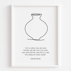 Puede incluir: Lámina artística minimalista enmarcada con un dibujo lineal negro de un jarrón. La impresión incluye una cita de Isaías 64:8 en texto negro sobre fondo blanco. La obra de arte está encerrada en un marco blanco.