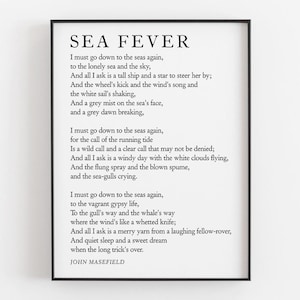 Puede incluir: Arte de pared imprimible en blanco y negro con un poema titulado "Sea Fever" de John Masefield. El poema trata sobre el anhelo del mar y la llamada del océano.
