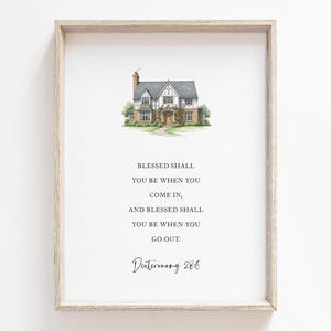 Puede incluir: Impresión enmarcada con una ilustración en acuarela de una casa, en un marco de madera clara. El texto dice: "BLESSED SHALL YOU BE WHEN YOU COME IN, AND BLESSED SHALL YOU BE WHEN YOU GO OUT. Deuteronomio 28:6."