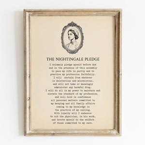 Può includere: Una stampa incorniciata con un'illustrazione in bianco e nero di Florence Nightingale. La stampa presenta il testo "The Nightingale Pledge" e una poesia sul giuramento prestato dalle infermiere.