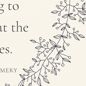 K&ouml;nnte beinhalten: Cremefarbener Hintergrund mit schwarzem Text und zarter floraler Illustration. Der Text lautet &bdquo;ing to that the does&ldquo;. Ein detailliertes botanisches Design aus Bl&auml;ttern und Beeren ziert die rechte Seite und schafft eine elegante, minimalistische &Auml;sthetik.