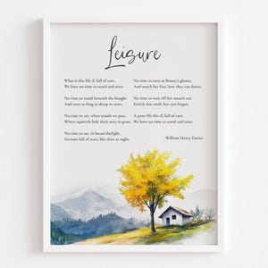 Pode incluir: Impressão artística emoldurada em branco com a palavra "Leisure" e um poema de William Henry Davies. A obra de arte inclui uma paisagem em aquarela com uma árvore amarela, uma pequena casa e montanhas.