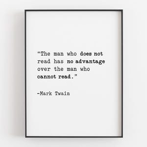 Puede incluir: Impresión enmarcada con borde negro que presenta una cita de Mark Twain: "El hombre que no lee no tiene ninguna ventaja sobre el hombre que no puede leer". El texto está en una fuente serif clásica sobre fondo blanco.