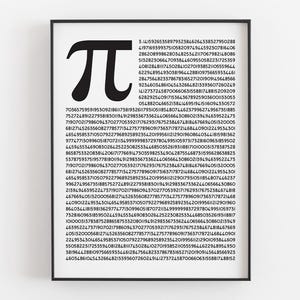 Könnte beinhalten: Ein schwarz-weißes Poster mit dem griechischen Buchstaben Pi und den ersten 1000 Stellen von Pi.