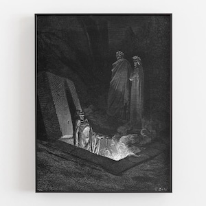 Op de afbeelding: Zwart-wit ingelijste prent van een gedetailleerde gravure die een scène uit Dante's Inferno uitbeeldt. Het kunstwerk toont figuren in een donkere, holachtige omgeving, met een figuur die uit een tombe-achtige structuur komt. Twee figuren staan op de achtergrond.