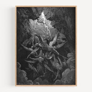 Puede incluir: Impresión enmarcada en blanco y negro que representa una escena dramática con figuras aladas, lanzas y escudos, iluminada por un rayo. La obra de arte tiene un estilo grabado detallado, con una atmósfera oscura y ominosa.