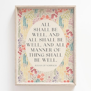 Puede incluir: Impresión artística enmarcada con la cita "All Shall Be Well" de Julian of Norwich. El texto está centrado en un óvalo crema, rodeado por un borde floral con flores rojas, azules y amarillas. El marco es de madera clara.