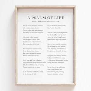 Puede incluir: Una impresión de arte de pared imprimible en blanco y negro con un poema de Henry Wadsworth Longfellow titulado "A Psalm of Life". El poema está impreso en un estilo de fuente clásico y está enmarcado en un marco negro simple.