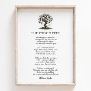 以下が含まれることがあります： ウィリアム・ブレイクの詩「The Poison Tree」をあしらった額入りプリント。上部に赤い実のなる木の詳細なイラストが描かれています。詩のテキストはイラストの下に配置され、白い背景に表示されています。