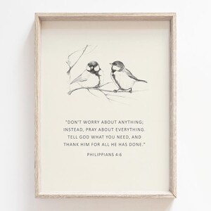 Może przedstawiać: Oprawiony wydruk z rysunkiem piórem i tuszem przedstawiającym dwa ptaki na gałęzi. Wydruk zawiera tekst "DON'T WORRY ABOUT ANYTHING; INSTEAD, PRAY ABOUT EVERYTHING... PHILIPPIANS 4:6". Rama jest w kolorze jasnego drewna.