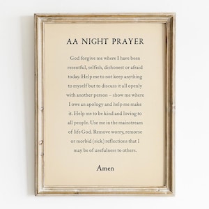 Może przedstawiać: Oprawiony wydruk z tekstem "AA NIGHT PRAYER" w czarnym kolorze na kremowym tle. Rama ma postarzaną, jasnobrązową barwę. Tekst modlitwy jest wyśrodkowany, z napisem "Amen" na dole. Przedmiot dekoracyjny.