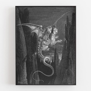 Könnte beinhalten: Gerahmter Schwarz-Weiß-Druck, der ein geflügeltes Fabelwesen mit langem Schwanz zeigt, das eine Figur trägt. Die detaillierte Gravur ist vor einer dunklen, felsigen Landschaft angeordnet. Der Druck befindet sich in einem schwarzen Rahmen.