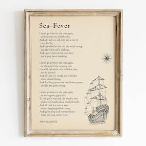 Może przedstawiać: Oprawiony wydruk wiersza "Sea-Fever" autorstwa Johna Masefielda. Tekst wyświetlany jest na kremowym tle o estetyce vintage. Czarno-biała ilustracja żaglowca znajduje się po prawej stronie.