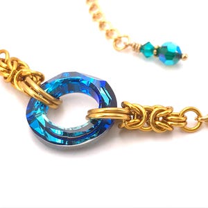 Ras de cou anneau cosmique authentique bleu des Bermudes, 20 mm : cotte de mailles byzantine en aluminium anodisé doré, chaîne en acier inoxydable